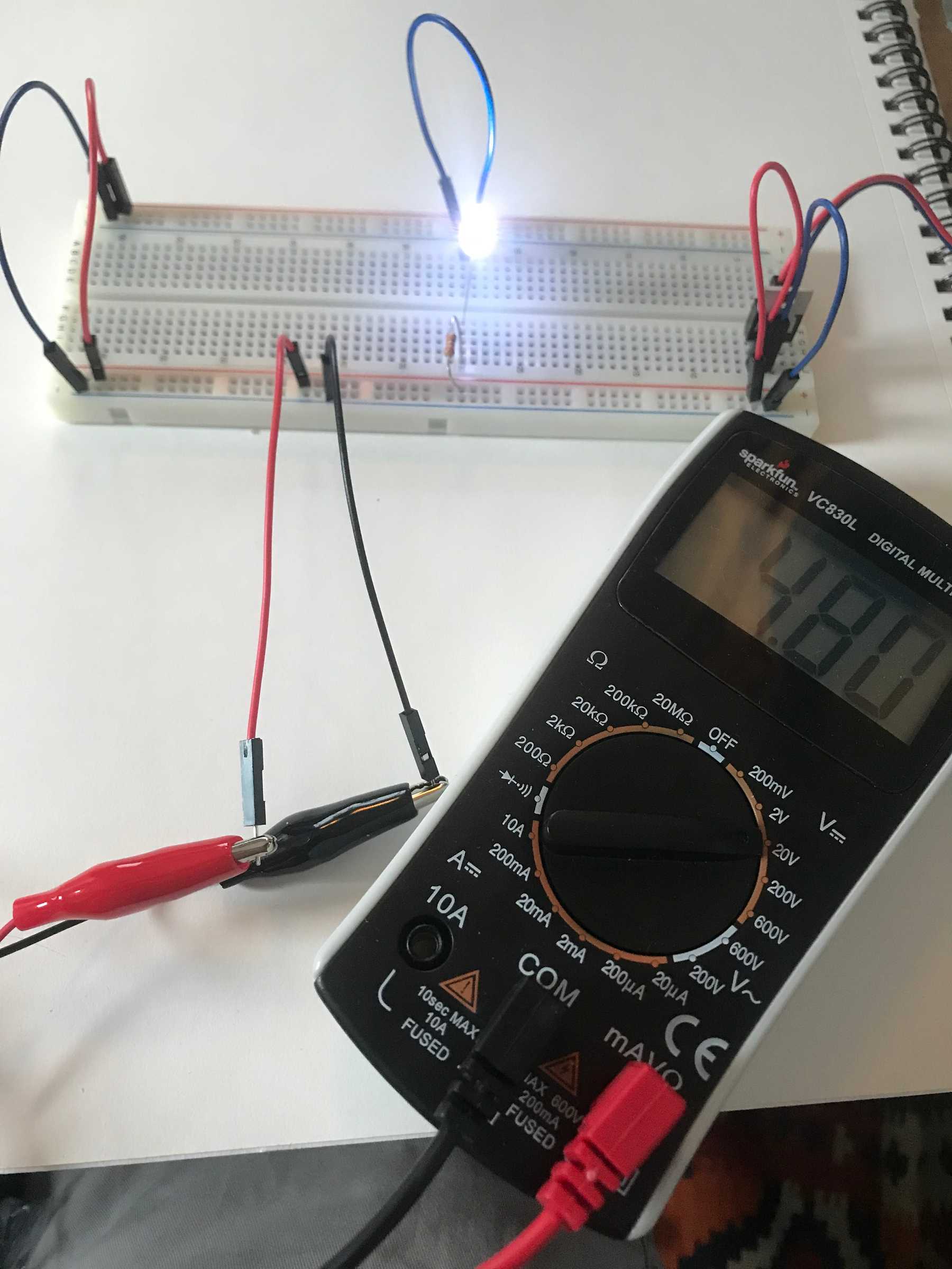 Measuring the voltage between power and ground